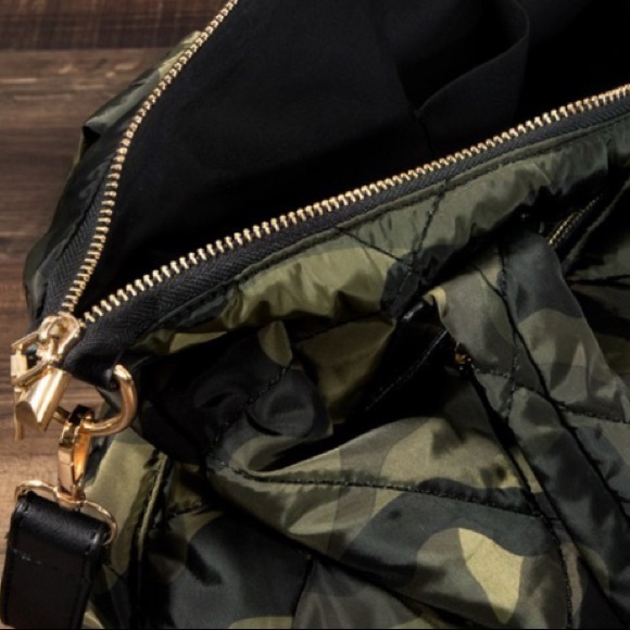 🔥 RESTOCKED!🔥 Camo Puffer Tote Bag - Picture 7 of 14